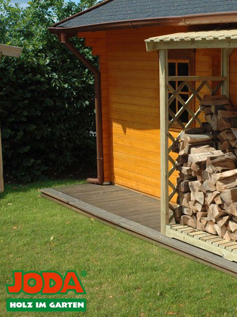 Gartenhütte mit Holzstapel